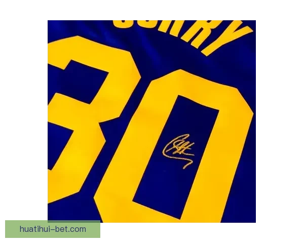 库里晒图致敬父亲球衣退役开创者的球衣永远悬挂球馆穹顶